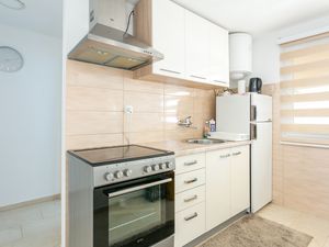 23984354-Ferienwohnung-4-Trogir-300x225-4