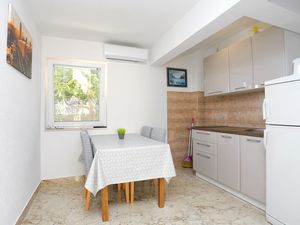 23984358-Ferienwohnung-5-Trogir-300x225-1