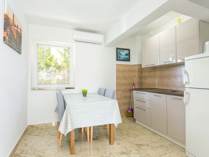 23984358-Ferienwohnung-5-Trogir-800x600-1