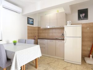 23984358-Ferienwohnung-5-Trogir-300x225-2