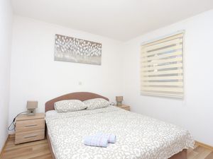 23984358-Ferienwohnung-5-Trogir-300x225-3