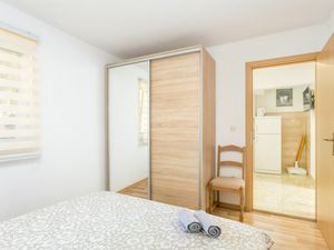 23984358-Ferienwohnung-5-Trogir-300x225-4