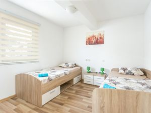 23984358-Ferienwohnung-5-Trogir-300x225-5