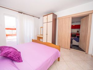 23868497-Ferienwohnung-4-Trogir-300x225-1