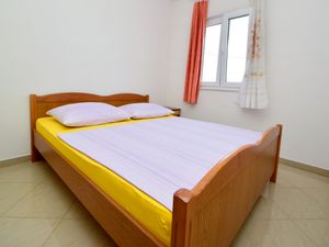 23855046-Ferienwohnung-4-Trogir-300x225-3