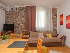 24026441-Ferienwohnung-4-Trogir-300x225-2