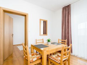 24026441-Ferienwohnung-4-Trogir-300x225-4