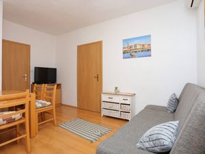 24026439-Ferienwohnung-4-Trogir-300x225-1