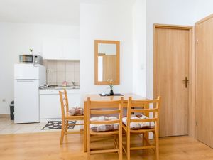 24026439-Ferienwohnung-4-Trogir-300x225-2