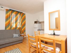 24026439-Ferienwohnung-4-Trogir-300x225-3