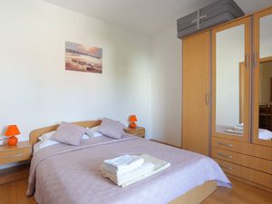 24026439-Ferienwohnung-4-Trogir-300x225-5