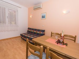 24058109-Ferienwohnung-4-Trogir-300x225-1