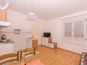 24058109-Ferienwohnung-4-Trogir-300x225-2