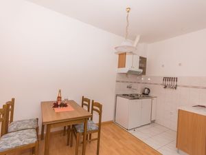 24058109-Ferienwohnung-4-Trogir-300x225-3