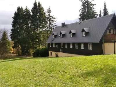 Blick von der Wiese auf das Haus