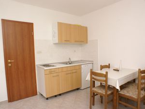 19127124-Ferienwohnung-3-Trpanj-300x225-3