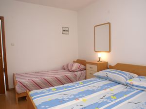 19127124-Ferienwohnung-3-Trpanj-300x225-5