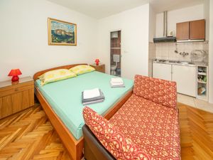 23840060-Ferienwohnung-2-Trstenik-300x225-3