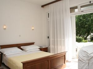 19129582-Ferienwohnung-4-Trstenik-300x225-3