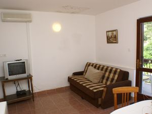 23927821-Ferienwohnung-4-Trstenik-300x225-2