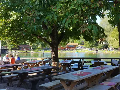 Gemütlicher Biergarten des Gasthaus Neuwirt (ca. 200 m entfernt)
