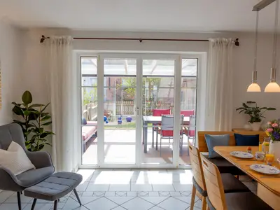 Essbereich mit Blick zum Kaltwintergarten