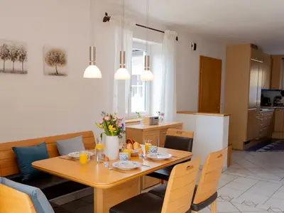 Essbereich mit Blick zur Küche