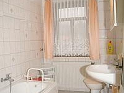 Badezimmer mit Wanne mit Duschtrennwand, WC, Spiegelschrank