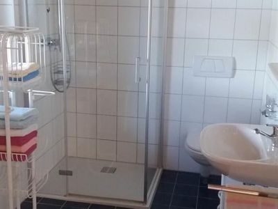 Badezimmer mit Dusche und WC