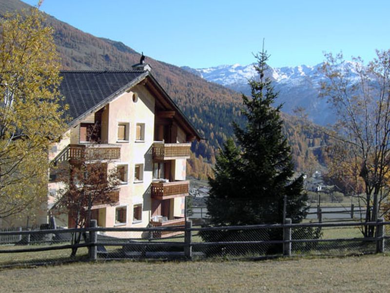 Haus mit Blick Richtung Ortler