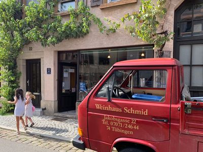 Direkte Nachbarschaft: das Traditions-Weinhaus Schmid