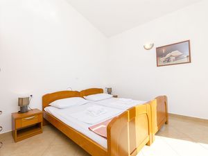 23942406-Ferienwohnung-4-Tucepi-300x225-5