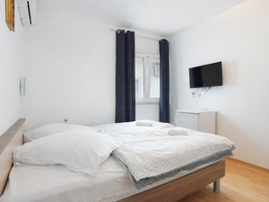 18324011-Ferienwohnung-4-Tucepi-300x225-5