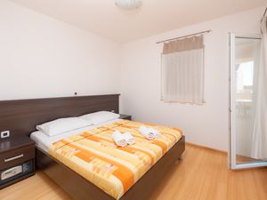 18510834-Ferienwohnung-6-Tucepi-300x225-4