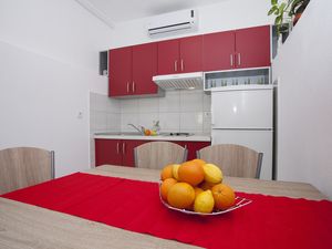 18924030-Ferienwohnung-6-Tucepi-300x225-3