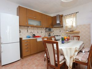 23681294-Ferienwohnung-4-Tucepi-300x225-5