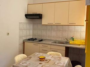 23916921-Ferienwohnung-5-Tucepi-300x225-2