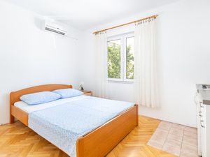 23993662-Ferienwohnung-2-Tucepi-300x225-3