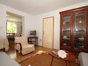 23929642-Ferienwohnung-4-Tucepi-300x225-3