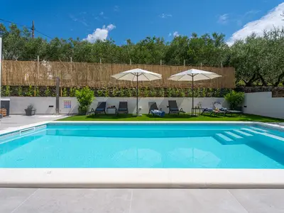 26 m2 großer privater Pool (7,5 m x 3,5 m) mit Hydromassage