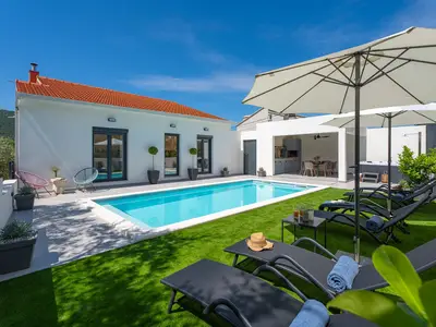 26 m2 großer privater Pool (7,5 m x 3,5 m) mit Hydromassage