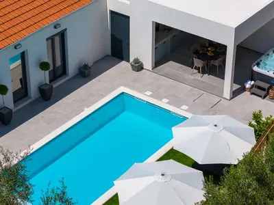 Der Pool lädt zu einem erfrischenden Bad ein