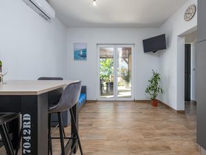 23756421-Ferienwohnung-4-Turanj-300x225-4