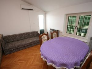 18688204-Ferienwohnung-3-Turanj-300x225-1