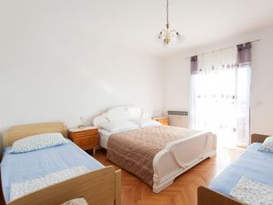 18698844-Ferienwohnung-5-Turanj-300x225-4