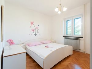 18698844-Ferienwohnung-5-Turanj-300x225-5