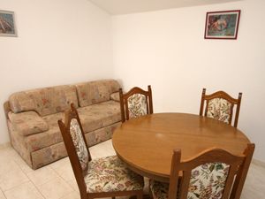 18688202-Ferienwohnung-4-Turanj-300x225-2