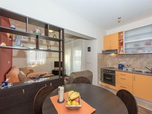 19128357-Ferienwohnung-3-Turanj-300x225-2