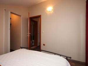 19128357-Ferienwohnung-3-Turanj-300x225-5