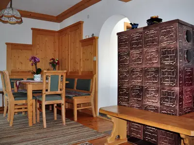 Essbereich mit Kachelofen